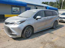 Toyota Sienna Le 2022 Silver 2.5L