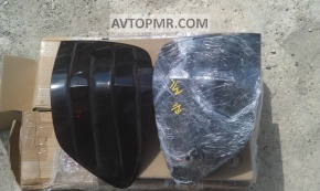 The right headlight of the Mercedes W164 ML 05-08 is tinted.
