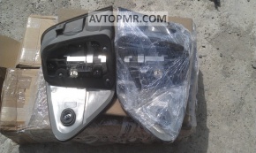 The right headlight of the Mercedes W164 ML 05-08 is tinted.