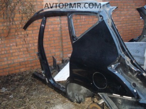 The left center pillar of a Nissan Murano z50 03-07 has been cut off.