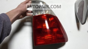 The right headlight is dirty inside the BMW X5 e53 restyling 2004-2006.