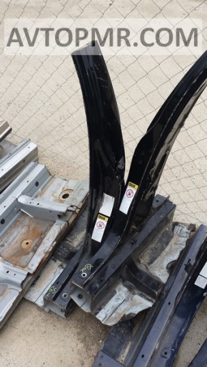 The central right body pillar of the Lexus GS300 GS350 GS430 GS450h 06-11 was sawed off.