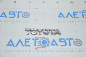 Toyota emblem on the trunk door of the Toyota Prius 2009.