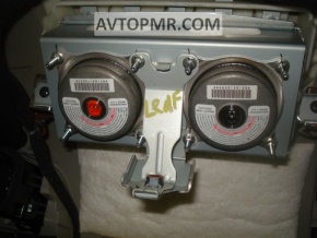 Passenger airbag in the dashboard of a Nissan Leaf 11-12