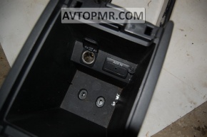 Mazda3 03-09 HB center console with armrest and cup holders