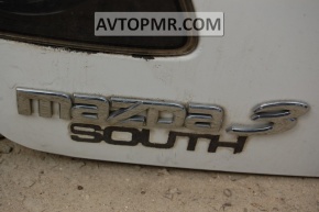 The "MAZDA" inscription on the tailgate of the Mazda3 03-08 HB