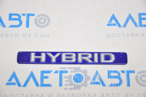 Emblem with the inscription HYBRID on the rear left door of the Lexus CT200h 11-17