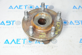 Nissan Leaf 11-12 front right wheel hub, type 2, round