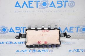 The passenger airbag in the dashboard of a Nissan Rogue 14-20 is rusty.
