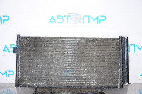 The air conditioning condenser radiator of the Subaru Forester 2010 SH is wrinkled.
