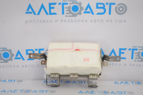 Passenger airbag in the dashboard of the Toyota Avalon 13-18