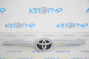 Upper grille molding with badge Toyota Highlander 14-16