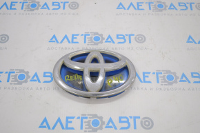 Toyota emblem on the tailgate of the Toyota Prius V 12-17