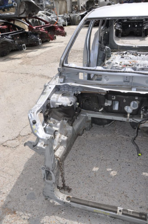 Front right quarter Mitsubishi Outlander 14-15