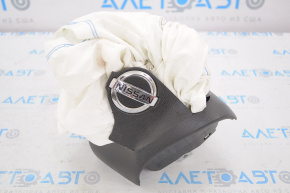 The airbag in the driver's steering wheel of a Nissan Murano z52 15-23 shot out.
