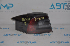 The left outer wing light of a Tesla Model S 12-20 has a chipped corner.