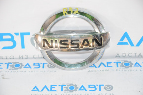 Nissan Pathfinder grille emblem for the 1993-1995 pre-restyling model