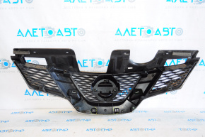 Radiator grill grill Nissan Rogue 14-15 without a chamber with an emblem, scratched chrome, broken fastener
