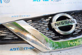 Radiator grill grill Nissan Rogue 14-15 without a chamber with an emblem, scratched chrome, broken fastener