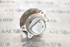 Hub front left Infiniti G25 G35 G37 4d 06-14 RWD