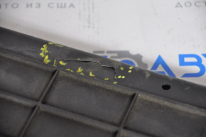 The radiator shroud diffuser is cracked on a VW Passat B7 12-14 USA 2.5.