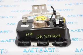 Passenger airbag in the dashboard of a Ford Focus mk3 15-18 rest.