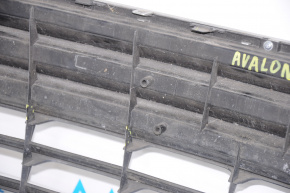 Lower grille of the front bumper Toyota Avalon 13-15 pre-rest, chrome is broken, cracks in the grille