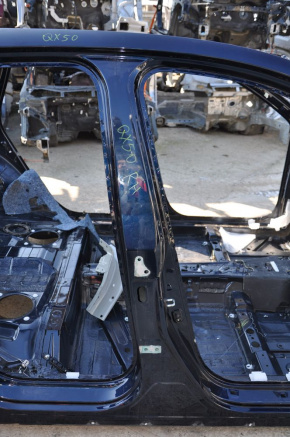 The right center pillar of the Infiniti QX50 19-25 was sawed off.