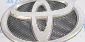 Emblem grille grill Toyota Camry v40 pokes on chrome