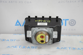 The passenger airbag in the dashboard of the Jeep Patriot 11-15