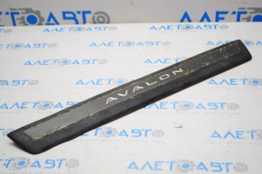 Door sill trim front right outer Toyota Avalon 13-18 chrome, scratches, chrome peeling