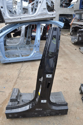 The central left body pillar of a BMW X5 E70 07-13 was sawed off.