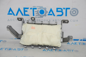 Passenger airbag in the dashboard of the 2013 Toyota Highlander