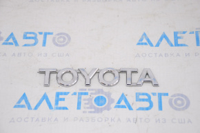 Toyota emblem lettering on the tailgate of the 2010 Toyota Highlander