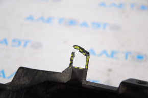Upper radiator deflector Ford Fiesta 14-19 1.6 crack fastener