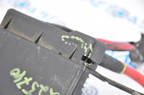 Terminal positive Chevrolet Malibu 13-15 crack on cover