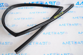 Front right glass seal Nissan Sentra 16-19 rest