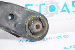 The lower front left control arm of a Lexus CT200h 11-17 is rusty and the silent block is torn.