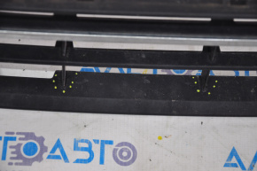 Central grille of the front bumper VW Passat b8 16-19 USA fractures