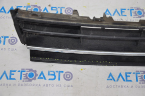 Central grille of the front bumper VW Passat b8 16-19 USA fractures