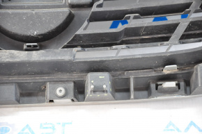Radiator grill grill Nissan Altima 16-18 rest with emblem, chrome defect, broken fastener