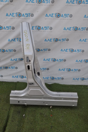 The central right body pillar of Infiniti Q50 14-20 is sawn off