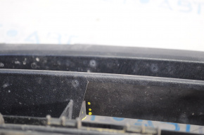Lower grille of front bumper VW Jetta 15-18 USA without parking sensors, crack