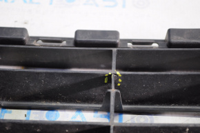 Lower grille of front bumper VW Jetta 15-18 USA without parking sensors, crack