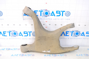 The lower rear left transverse control arm of the Audi Q5 8R 09-17 has a torn silent block.