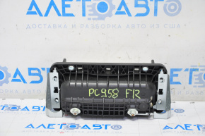 Passenger airbag in the dashboard of a Porsche Cayenne 958 11-14