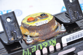The passenger airbag in the dashboard of a Nissan Rogue 14-20 is rusty.