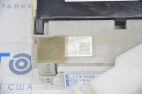 Body Control Module Toyota Prius 30 10-10 with fuse box under the dashboard