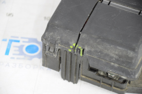 Battery distributor with terminal Chevrolet Cruze 11-16 broken fastener, scratches on cover
