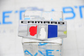 Front left wing emblem Chevrolet Camaro 16 - paint peeling